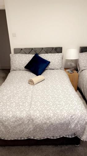 una camera da letto con un grande letto con un cuscino blu di Evanelly lodge a Gillingham