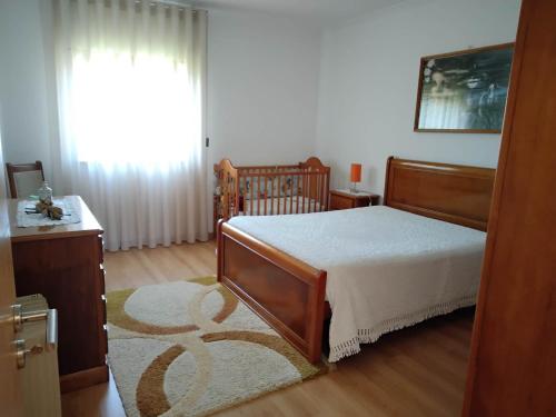 1 dormitorio con cama y ventana grande en Casa do Campo, en Seia