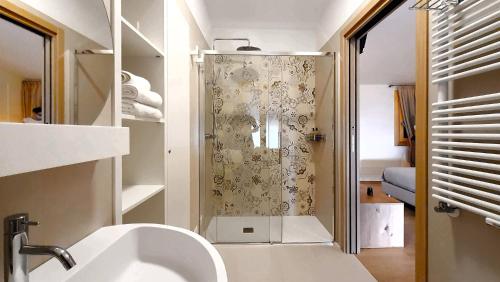 W łazience znajduje się prysznic i umywalka. w obiekcie Casa Bortolin w mieście Valdobbiadene