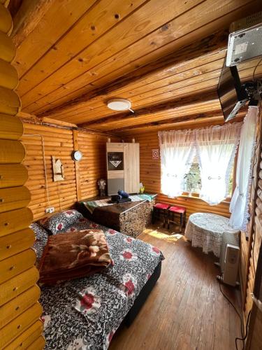 um quarto com duas camas num chalé de madeira em Cabana Tinca em Corbeni