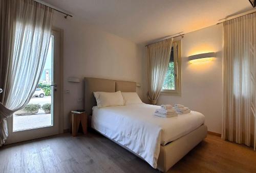 ヴァルドッビアーデネにあるCasa Bortolinのベッドルーム1室(ベッド1台、大きな窓付)