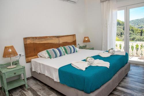 Un pat sau paturi într-o cameră la Nausika Rustic Cottage
