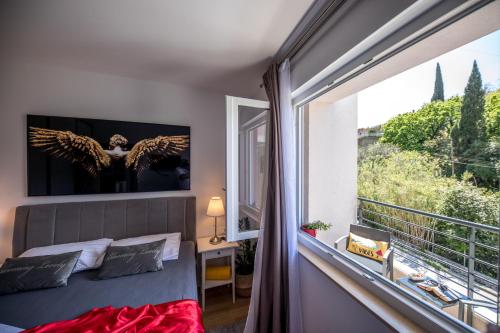 een slaapkamer met een bed en een groot raam bij The Fairy's Cave in Dubrovnik