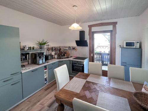 Afbeelding uit fotogalerij van Schöne Altbauwohnung mit großer Sonnenterrasse in Rudolstadt