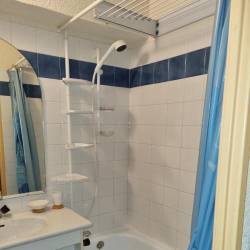 une salle de bain avec douche et lavabo dans l'établissement Studio 4 pers 18m2 au pied des pistes de ski à Valfréjus, à Modane