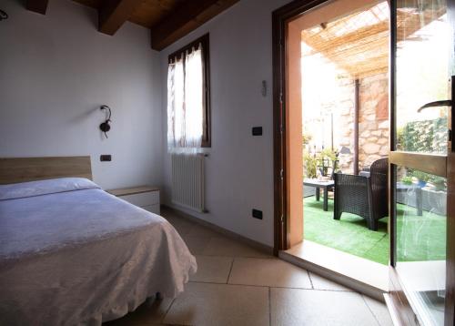 una camera con letto e porta scorrevole in vetro di La Casa di Ambra Comacchio a Comacchio