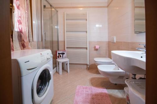 bagno con lavatrice e lavandino di La Casa di Ambra Comacchio a Comacchio