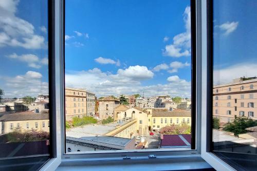 widok na miasto z otwartego okna w obiekcie Casa Rossi Roma w Rzymie