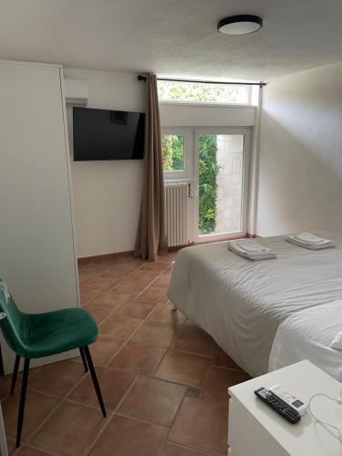 een slaapkamer met een bed, een stoel en een tafel bij Apulian Way in Torre Pelosa
