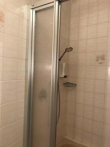y baño con ducha con cabezal de ducha. en Gasthof und Pension Zur Frischen Quelle, en Heigenbrücken