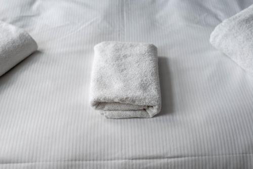 einen Haufen weißer Handtücher auf einem Bett in der Unterkunft Luxury Apartment located near Marble Arch & Baker Street in London
