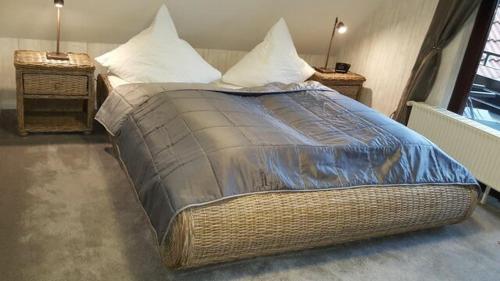 1 cama grande en una habitación con 2 mesitas de noche en Küstenbude Nachtigall en Grömitz