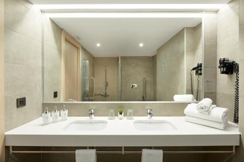 a bathroom with two sinks and a large mirror at Hotel Omnium in Barcelona