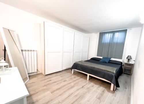 1 dormitorio con cama y ventana grande en Vacanzainmaremma Casa in campagna - Privacy - FREE fast Wifi - FREE Netflix - FREE Parking, en SantʼAntonio