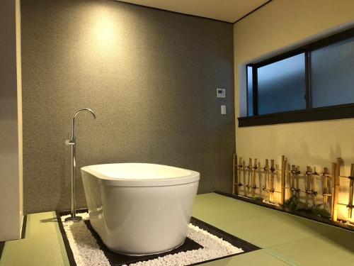 Funaechōにある外宮前別邸　星織のバスルーム(白いトイレ付)が備わります。