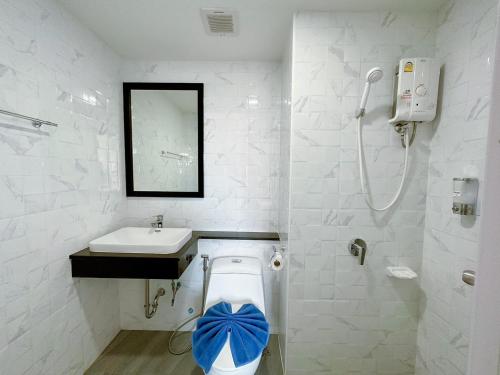 Baño blanco con aseo y lavamanos en Machorat Aonang Resort at Aonang Beach Krabi, en Ao Nang Beach
