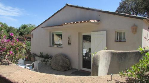 une petite maison avec une porte vitrée devant dans l'établissement MiniVilla 