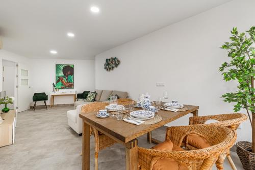 Χώρος καθιστικού στο Modern Apartment Steps from the Beach