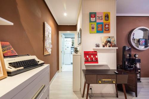 a home office with a keyboard and a desk at Pop Gallery in León