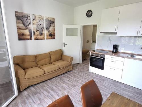 ein Wohnzimmer mit einem Sofa und einer Küche in der Unterkunft Viktoria's Appartment in OB-Mitte in Oberhausen