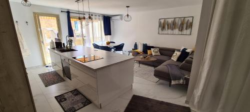 - une cuisine et un salon avec un canapé et un comptoir dans l'établissement En exclusivité T3 à 2 pas des plages de St Raphael, à Saint-Raphaël