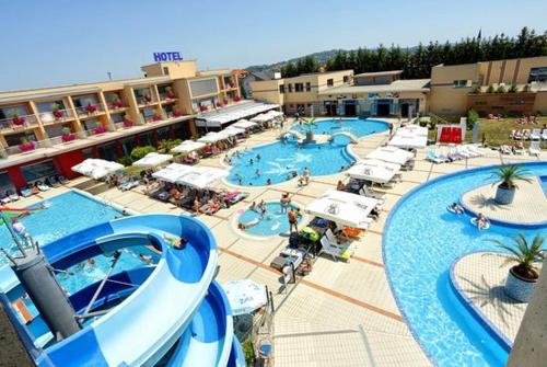 een groot zwembad met een glijbaan in een resort bij Riverside Holiday House in Čatež ob Savi
