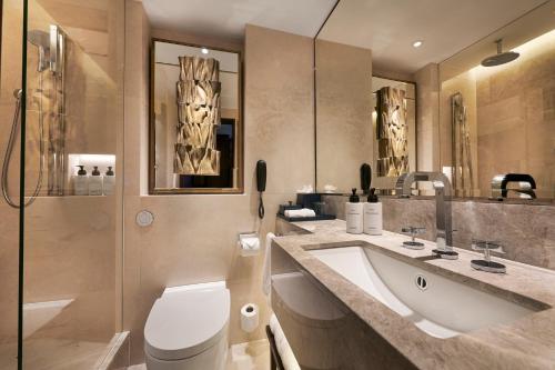 e bagno con lavandino, servizi igienici e doccia. di InterContinental London Park Lane, an IHG Hotel a Londra