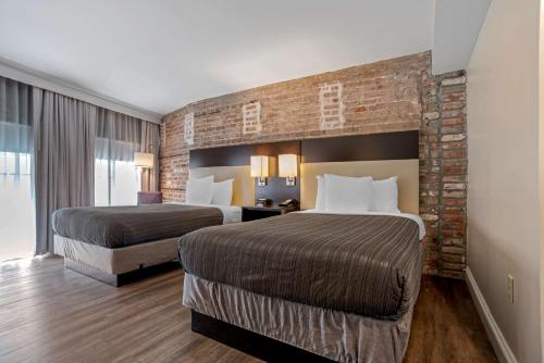 Postel nebo postele na pokoji v ubytování Best Western Plus St. Christopher Hotel