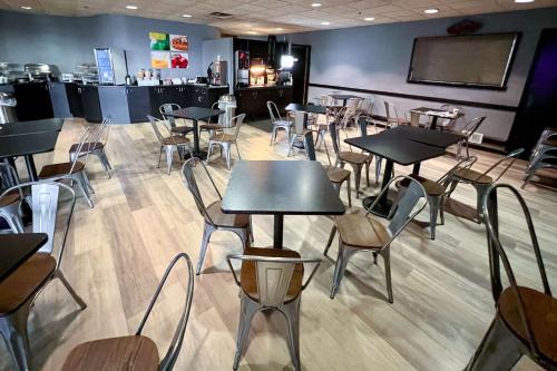 a restaurant with tables and chairs in a room at Quality Inn & Suites Orland Park - Chicago in Orland Park