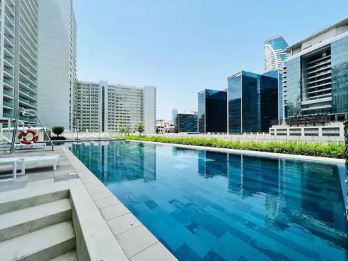 Bazén v ubytování Reva Tower-Burj Khalifa view Chic Cozy & center 2BR APT nebo v jeho okolí