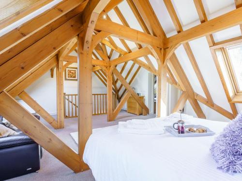 um quarto com uma cama branca num sótão em Admergill Lodge em Barrowford