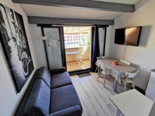 un salon avec un canapé et une table dans l'établissement Un séjour pour admirer les bateaux, à Port Leucate, à Port-Leucate