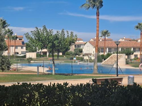 una gran piscina con gente en el agua en Villa Panorámica, en Sant Jordi