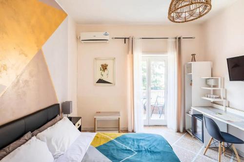 een slaapkamer met een bed en een bureau bij Bed and Breakfast Zoe in Rome