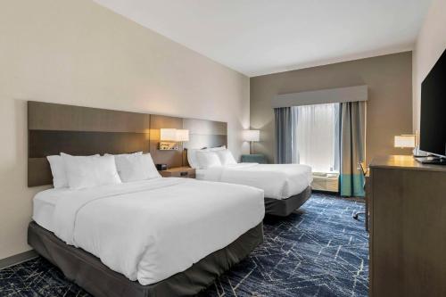 um quarto de hotel com duas camas e uma televisão em Comfort Inn & Suites em Andrews