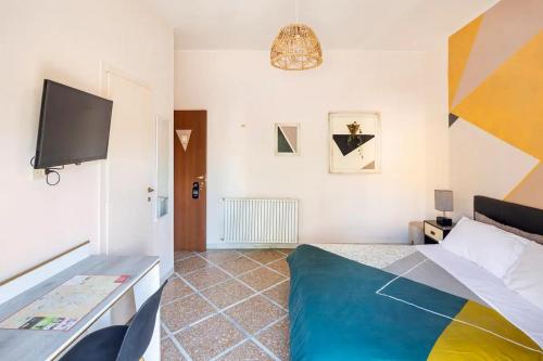 een slaapkamer met een bed en een flatscreen-tv bij Bed and Breakfast Zoe in Rome