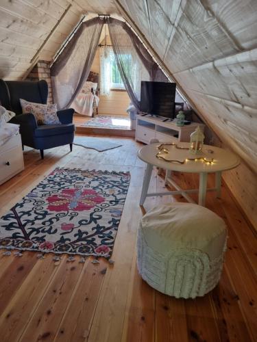 ein Wohnzimmer mit einem Tisch in einem Zelt in der Unterkunft Wiejska Chata in Barczewo