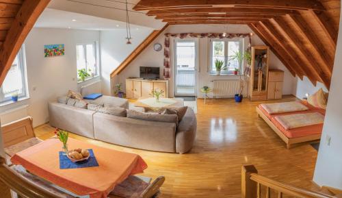 ein Wohnzimmer mit einem Sofa und einem Tisch in der Unterkunft Apartment / Ferienwohnungen Christ in Rothenburg ob der Tauber