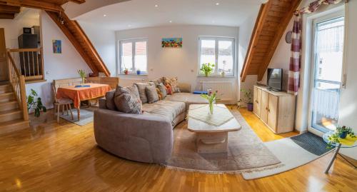 uma sala de estar com um sofá e uma mesa em Apartment / Ferienwohnungen Christ em Rothenburg ob der Tauber
