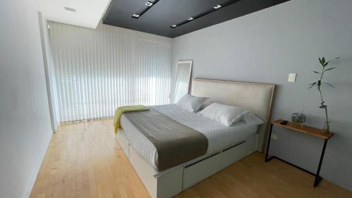 1 dormitorio con cama y ventana grande en Espectacular en lo mejor de Belgrano sobre Libertador en Buenos Aires