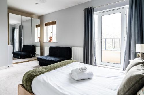 Habitación de hotel con cama y ventana grande en Waterside Stay - City Centre with Parking, en Birmingham