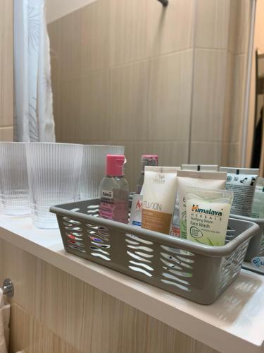 a tray of toiletries sitting on a shelf in a bathroom at Világos, kellemes lakás, jó közlekedéssel in Budapest