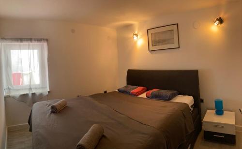 um quarto com uma cama com duas almofadas em Apartman Sulić em Vodnjan