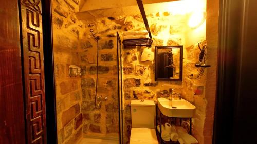 Bilik mandi di AĞAOĞLU HAN OTEL