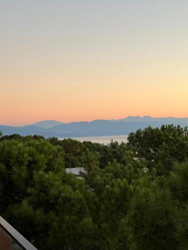 uma vista para o pôr-do-sol a partir da varanda de uma casa em Aparthotel Majak Shekvetili em Shekhvetili