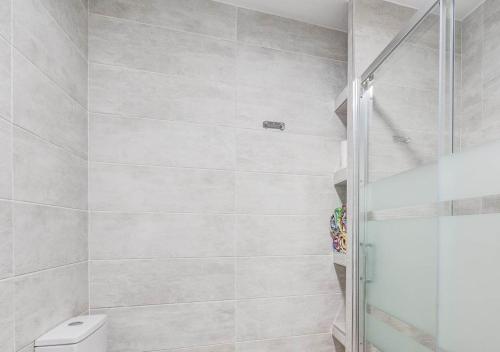 a bathroom with a shower and a toilet at Stylish flat and pool with 3 rooms, sleeps 6, Los cristianos in Los Cristianos