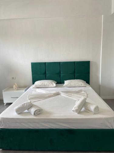 Una cama o camas en una habitación de Enia's Room