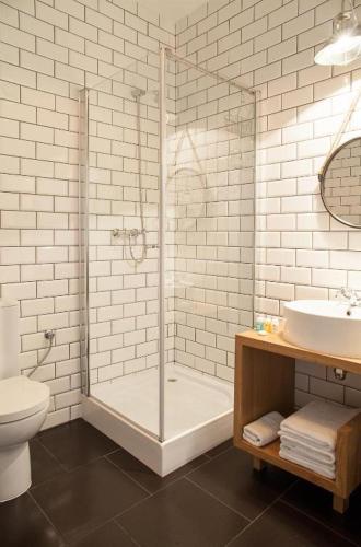 a bathroom with a shower and a toilet and a sink at Sokowirówka in Poniatowa