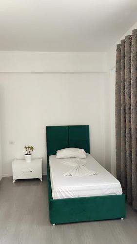 Una cama o camas en una habitación de Enia's Room