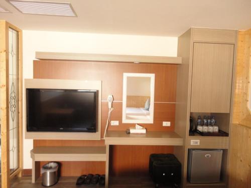 Habitación con TV de pantalla plana y escritorio. en Royal Hotel en Magong